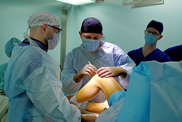 Травматологи НИИ Склифосовского провели редкую операцию пациентке после аварии на мотоцикле